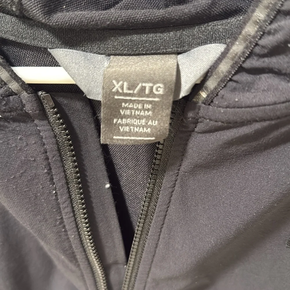 Mountain Hardwear sleek black